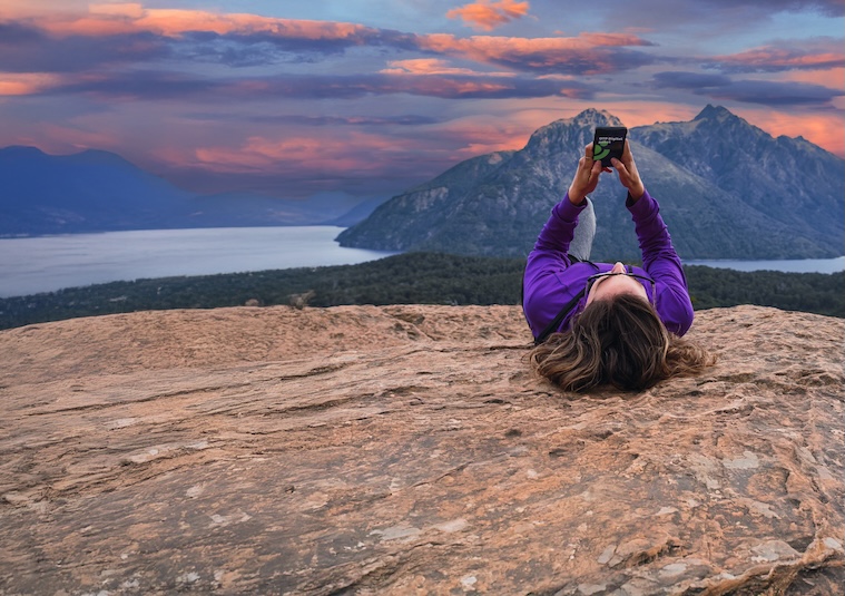 Muškarac uživa u benifitima OTP digitalnog paketa