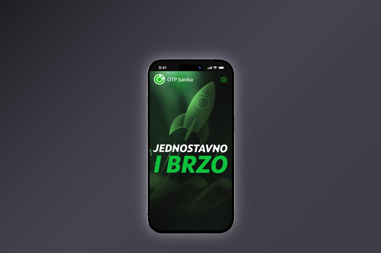 Muškaraca sretno skaće preko ograde