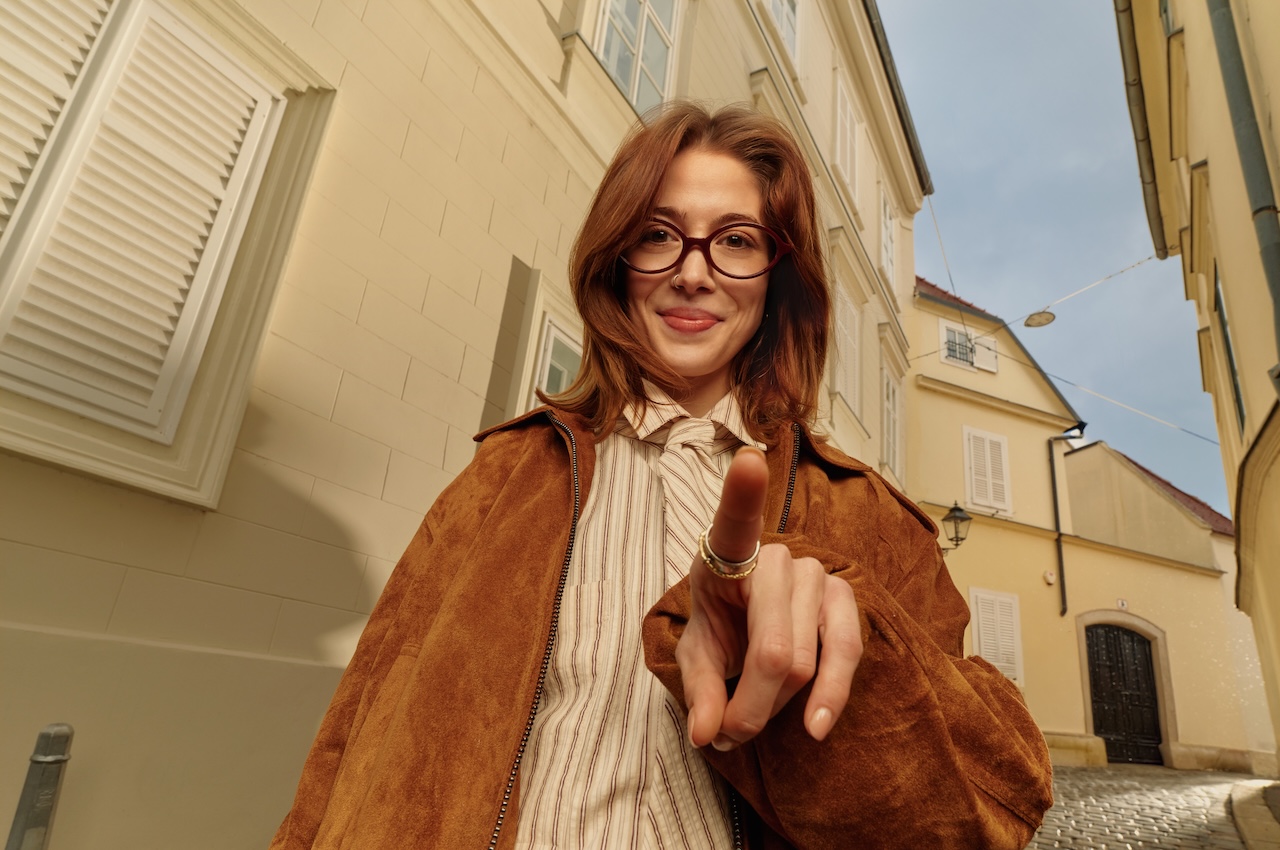 Muškaraca sretno skaće preko ograde